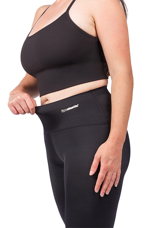 Rückansicht einer Frau in schwarzen ACTIVE leggings 2.0 mit hohem, anatomisch geformtem Bund und körpernaher Passform.